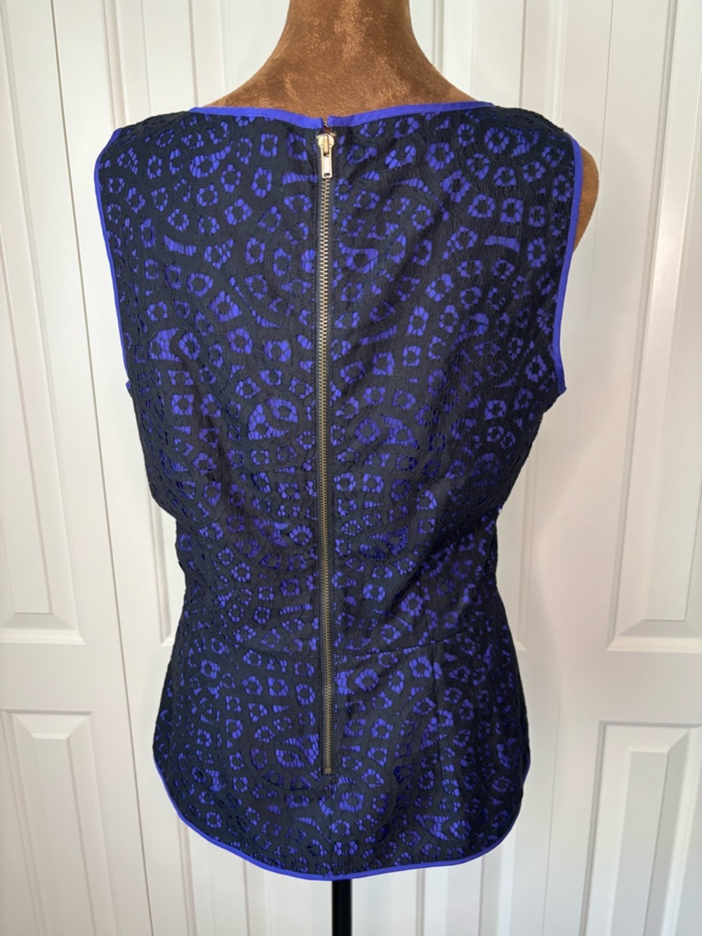 Banana Republic Black & Purple Blue Lace Overlay Peplum Sleeveless Top - Size 6 - Picture 8 of 11